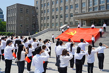 手绘百米长卷 重温入党誓词|我校师生献礼建党百年