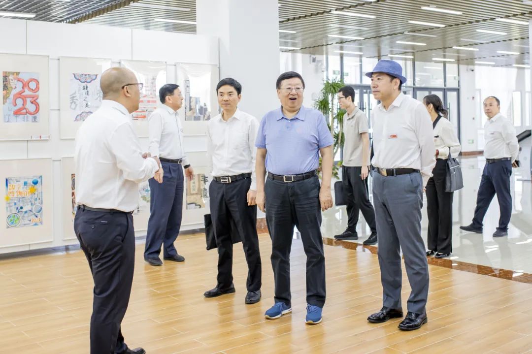 省人大常委会党组副书记、副主任陈向群一行来我校调研