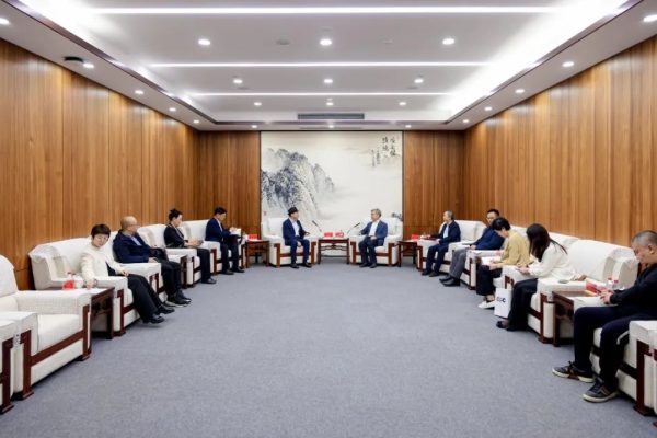 我校理事长姜立一行访问中国传媒大学